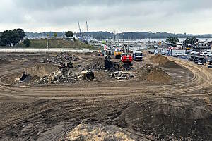 Blick über die Baustelle auf den Stadthafen.