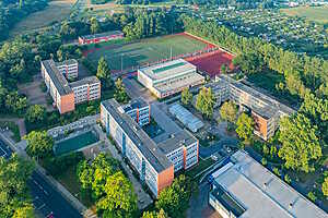 Das Gebäude Gorki-Str. 67 ist Teil eines größeren Campusgeländes.