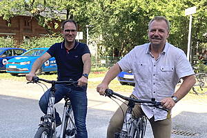 Reinhard Beltschany (l.) und Dirk Schölens sammeln für den KOE Kilometer im „Stadtradeln“.