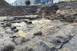 Feldsteinfundament in einer älteren Holzstruktur aus dem 13. Jahrhundert.