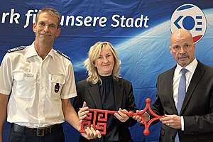 Symbolische Schlüsselübergabe mit Amtsleiter Michael Allwardt (l.), KOE-Betriebsleiterin Sigrid Hecht und Finanzsenator Chris von Wrycz Rekowski.